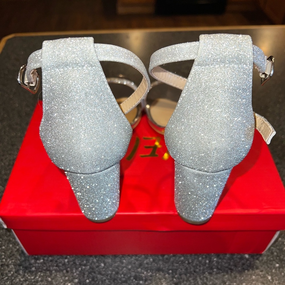 Silver heels - Picture 2 of 4